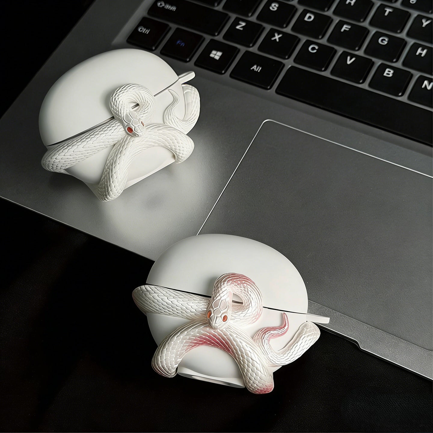 3Dスネークが巻き付いたAirPodsケース