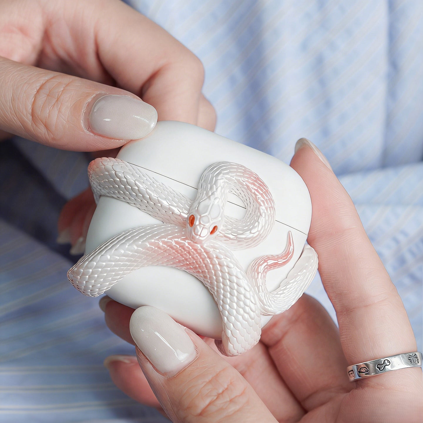 3Dスネークが巻き付いたAirPodsケース
