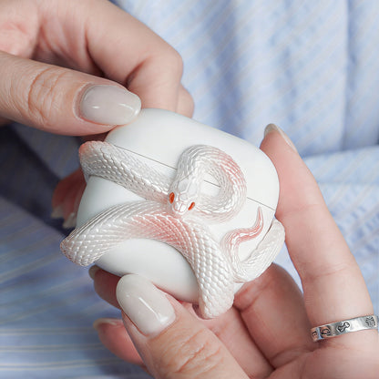 3Dスネークが巻き付いたAirPodsケース